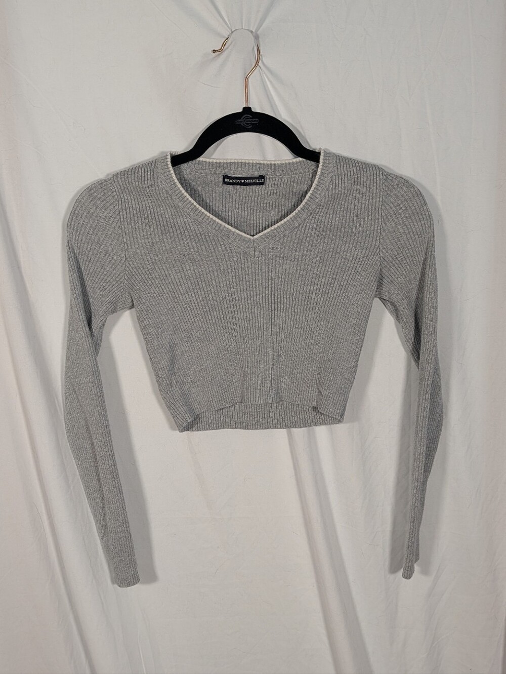 Brandy Melville Light Gray Ribbed V-Neck Cropped Sweater